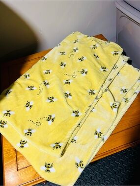 Cynthia Rowley Yellow Bee Print Throw Blanket